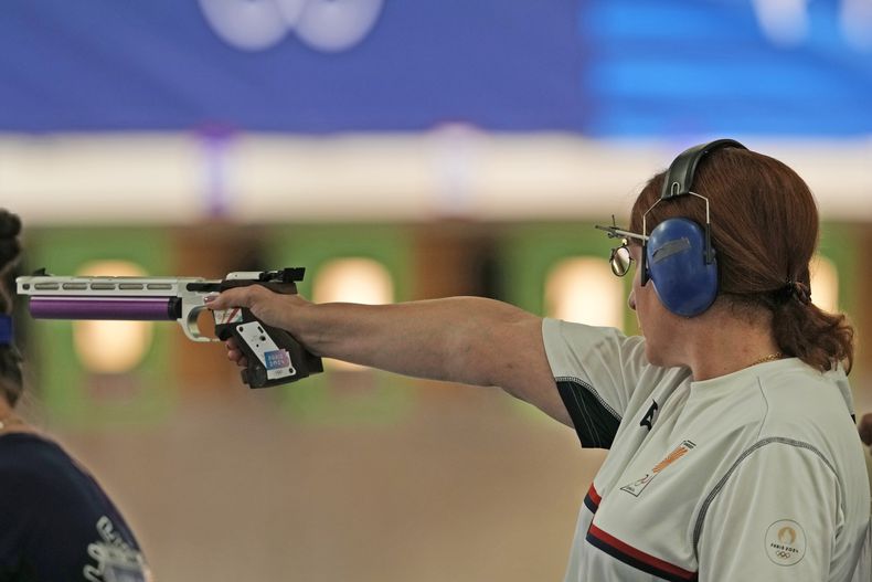 La tiradora georgiana Nino Salukvadze compite en la prueba clasificatoria de los 10 metros de pistola de aire en los Juegos Olímpicos de París, el sábado 27 de julio de 2024, en Chateauroux, Francia. (AP Foto/Manish Swarup)
