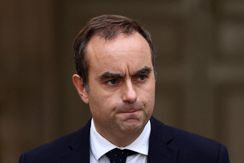 El primer ministro saliente de Francia, Sebastien Lecornu, que renunció al día siguiente de nombrar su gobierno, llega para hacer una declaración en el Hotel Matignon en París, el lunes 6 de octubre de 2025. (Stephane Mahe/Pool via AP)