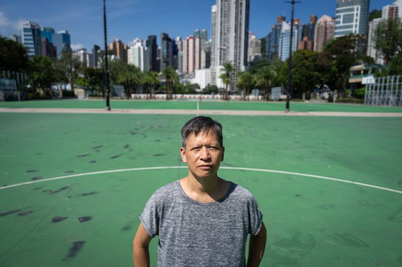 El activista prodemocracia Tang Ngok-kwan posa para la cámara en Victoria Park, un lugar donde se celebró una vigilia con velas para conmemorar la represión de Tiananmen, en Hong Kong, el sábado 11 de julio de 2026. (Foto AP/Chan Long Hei)