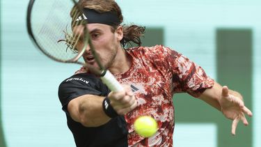 Stefanos Tsitsipas devuelve ante Gregoire Barrere en la primera ronda del Abierto de Halle, el lunes 19 de junio de 2023. (Friso Gentsch/dpa vía AP)