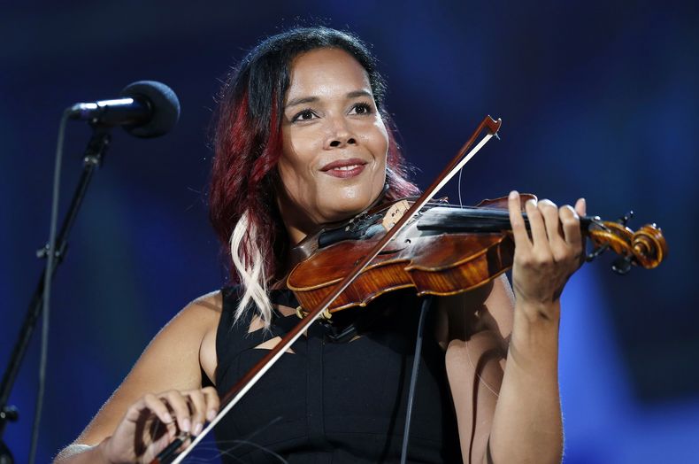 ARCHIVO - Rhiannon Giddens actúa durante el ensayo del Boston Pops Fireworks Spectacular en Boston, el 3 de julio de 2018. (Foto AP/Michael Dwyer, archivo)