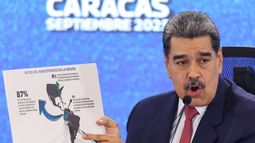 ARCHIVO - El presidente de Venezuela, Nicolás Maduro, señala un punto en un mapa de América durante una conferencia de prensa en Caracas, Venezuela, el 15 de septiembre de 2025. (AP Foto/Jesús Vargas, archivo)