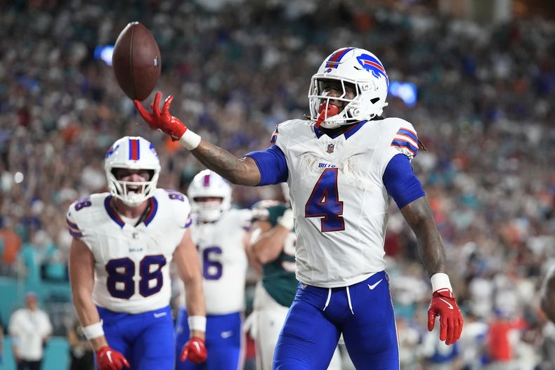 James Cook (4), running back de los Bills de Buffalo, celebra después de anotar un touchdown durante la primera mitad del juego de la NFL ante los Dolphins de Miami, el jueves 13 de septiembre de 2024, en Miami Gardens, Florida. (AP Foto/Rebecca Blackwell)
