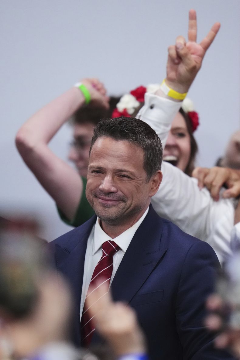 El candidato presidencial Rafal Trzaskowski, una figura liberal proeuropea, llega a su sede después de la segunda vuelta electoral, el domingo 1 de junio de 2025, en Varsovia. (AP Foto/Petr David Josek)