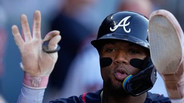 El venezolano Ronald Acuña Jr., de los Bravos de Atlanta, festeja luego de anotar en la serie divisional de la Liga Nacional ante los Dodgers de Los Ángeles, el domingo 4 de octubre de 2026 (AP Foto/Mark J. Terrill)