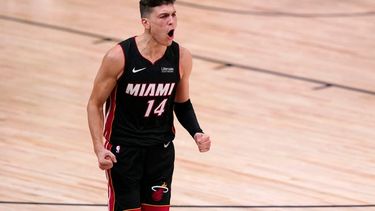 tyler herro tuvo un juego de playoffs de la nba para un novato que se compara solo con magic johnson