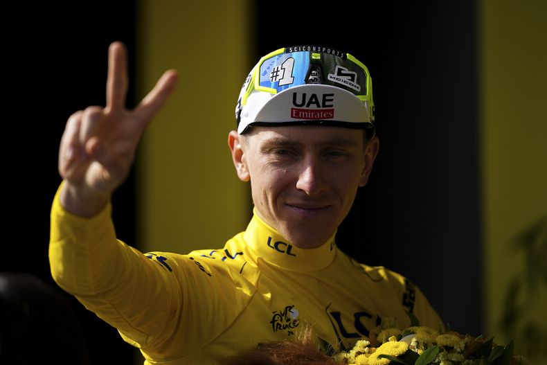 El esloveno Tadej Pogacar festeja tras ganar la 15ma etapa del Tour de Francia para ampliar su ventaja en la clasificación general el domingo 14 de julio del 2024. (AP Foto/Daniel Cole)