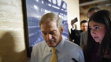 El representante republicano Jim Jordan arriba a la reunión del bloque republicano en el Capitolio, jueves 19 de ictubre de 2023. (AP Foto/Alex Brandon)