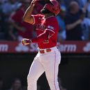 El venezolano Luis Rengifo, de los Angelinos de Los Ángeles, festeja tras conseguir un jonrón ante los Yanquis de Nueva York, el miércoles 19 de julio de 2023 (AP Foto/Ashley Landis)
