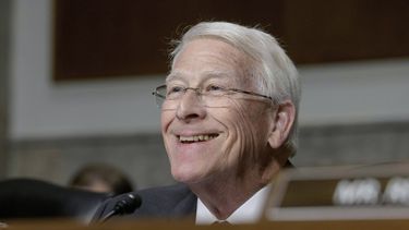 El senador republicano de Mississippi, Roger Wicker, preside la audiencia del Comité de Servicios Armados del Senado de Estados Unidos para la confirmación del teniente general (jubilado) de la Fuerza Aérea John D. Caine, como general y presidente del Estado Mayor Conjunto, en el Capitolio, el martes 11 de abril de 2025, en Washington. (AP Photo/Rod Lamkey, Jr.)