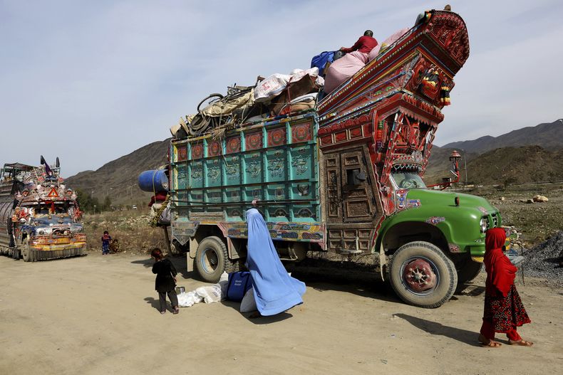 En esta imagen de archivo, una familia de refugiados afganos regresa a su país a través del paso fronterizo paquistaní de Torkham, el 11 de marzo de 2015, al este de Kabul, Afganistán. (AP Foto/Rahmat Gul, archivo)