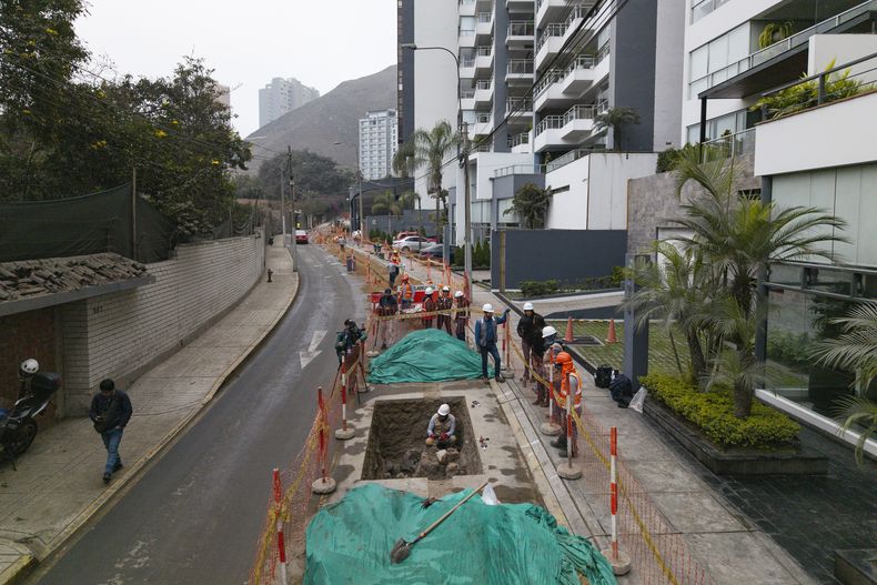 El arqueólogo José Aliaga excava artefactos y huesos de la cultura preincaica Ychsma, luego de que fueran encontrados por trabajadores municipales que excavaban una línea de gas natural para la empresa Caliddá en el distrito de Santiago de Surco, Lima, Perú, el miércoles 3 de septiembre de 2025. (Foto AP/Guadalupe Pardo)