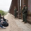 ARCHIVO - Migrantes colombianos que trataban de cruzar a Estados Unidos sin autorización legal esperan ser procesados por agentes de la Patrulla Fronteriza estadounidense el jueves 4 de mayo de 2023, cerca del cruce fronterizo en Hidalgo, Texas. (AP Foto/Veronica G. Cardenas, archivo)