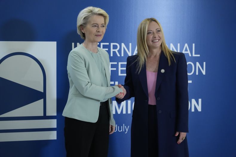 La primera ministra italiana Giorgia Meloni, a la derecha, recibe a la presidenta de la Comisión Europea, Ursula von der Leyen, en una reunión internacional sobre migración el domingo 23 de julio de 2023, en Roma. (Foto AP/Gregorio Borgia)