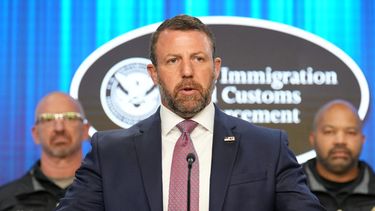 El secretario de Seguridad Nacional, Markwayne Mullin, junto con funcionarios del Servicio de Inmigración y Control de Aduanas (ICE, por sus siglas en inglés), habla durante una conferencia de prensa en la sede del ICE, el viernes 9 de octubre de 2026, en Washington. (AP Foto/Jacquelyn Martin)