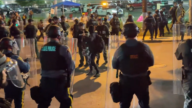 violencia en nueva jersey obliga a imponer toque de queda cerca de centro de ice en medio de protestas