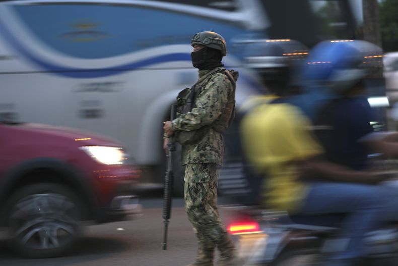 ARCHIVO - Un soldado vigila el tráfico el 20 de julio de 2023 en el Puente Unidad Nacional que conecta la localidad de Durán con Guayaquil, Ecuador. (AP Foto/Dolores Ochoa, archivo)