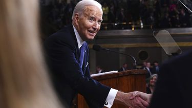 El presidente estadounidense Joe Biden saluda tras pronunciar su discurso sobre el Estado de la Unión ante una sesión conjunta del Congreso en el Capitolio, el jueves 7 de marzo de 2024, en Washington. (Shawn Thew/Pool vía AP)