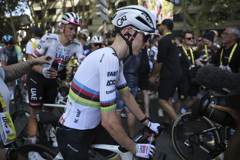 Tadej Pogacar tras la 11ma etapa del Tour de Francia, con salida y meta en Tolosa, el miércoles 16 de julio de 2025. (Christophe Petit Tesson, Pool vía AP)