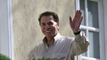 ARCHIVO - El magnate de la televisión brasileña Silvio Santos saluda fuera de su casa en Sao Paulo, Brasil, el jueves 30 de agosto de 2001. (AP Foto/Dario Lopez-Mills)