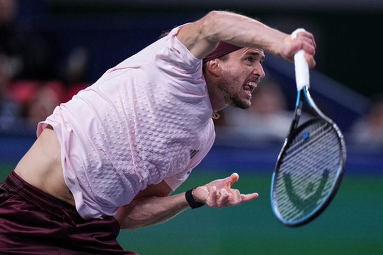 Alexander Zverev saca ante Alex De Miñaur en los cuartos de final del Masters de Shanghái, el jueves 15 de octubre de 2026. (AP Foto/Andy Wong)