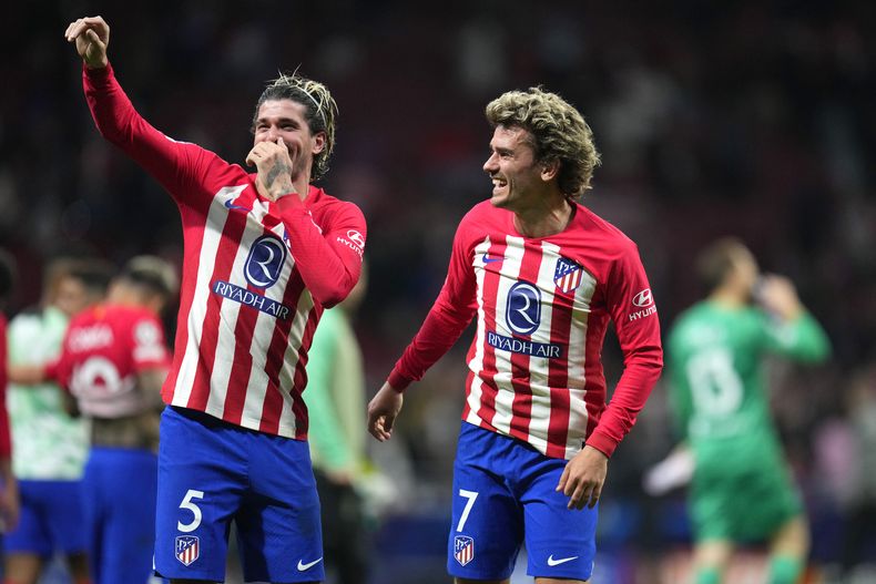 El francés Antoine Griezmann y el argentino Rodrigo de Paul festejan su triunfo en el duelo de la Liga de Campeones ante el Borussia Dortmund, el miércoles 10 de abril de 2024 (AP Foto/Manu Fernández)