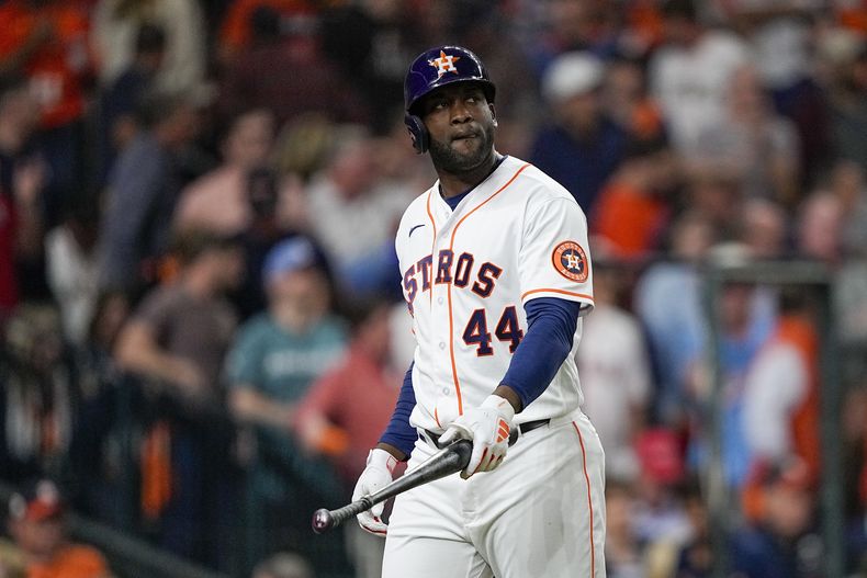 El cubano Yordan Álvarez de los Astros de Houston reacciona tras ser ponchado en la tercera entrada del juego 1 de la Serie de Campeonato ante los Rangers de Texas el domingo 15 de octubre del 2023. (AP Foto/David J. Phillip)