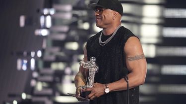 ARCHIVO - LL Cool J presenta el premio al video del año durante los MTV Video Music Awards, el 12 de septiembre de 2023, en el Prudential Center en Newark, Nueva Jersey. (Foto Charles Sykes/Invision/AP, archivo)