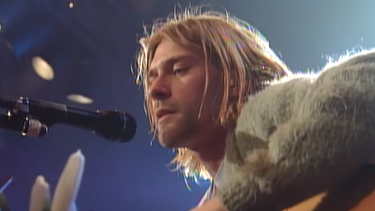 Subastan un paquete de cigarrillos de Kurt Cobain y podría convertirse en el más caro de la historia