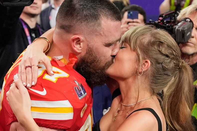ARCHIVO - Travis Kelce (87), ala cerrada de los Kansas City Chiefs, y Taylor Swift se besan después de que los Chiefs derrotaran a los San Francisco 49ers en el Super Bowl 58 de la NFL, el 11 de febrero de 2024, en Las Vegas. (Foto AP/John Locher, archivo)