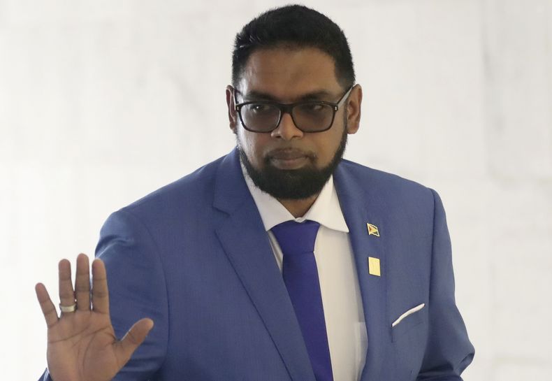 ARCHIVO - El presidente de Guayana, Mohamed Irfaan Ali, llega a la Cumbre Sudamericana en el Palacio de Itamaraty, en Brasilia, Brasil, el martes 30 de mayo de 2023. (AP Foto/Gustavo Moreno, Archivo)
