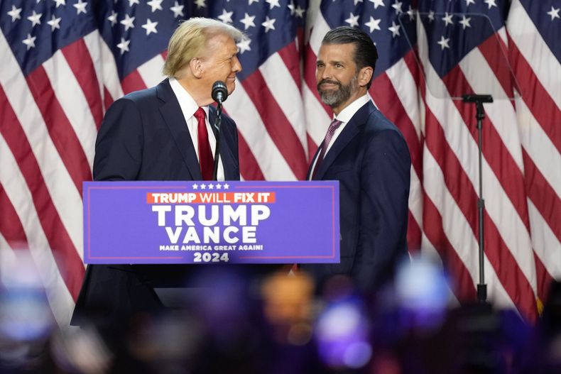 El candidato republicano a la presidencia, el expresidente Donald Trump (izquierda) observa a su hijo Donald Trump Jr. durante una fiesta el día de las elecciones, el miércoles 6 de noviembre de 2024, en West Palm Bach, Florida. (AP Foto/Alex Brandon)