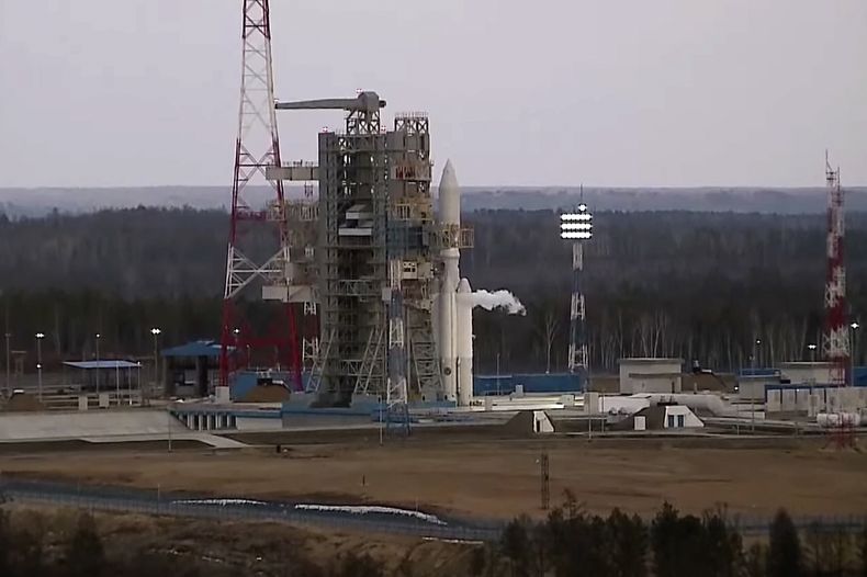 En esta imagen, tomada de un video distribuido por la corporación espacial estatal rusa, Roscosmos, el 10 de abril de 2024, se ve un cohete Angara-A5 en el centro de lanzamiento de Vostochny, en la región de Amur, en el extremo oriental de Rusia. (Roscosmos vía AP)