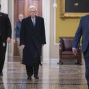 El líder de la minoría en el Senado, el republicano Mitch McConnell, al centro, llega al Capitolio el domingo 11 de febrero de 2024, en Washington. (AP Foto/J. Scott Applewhite)