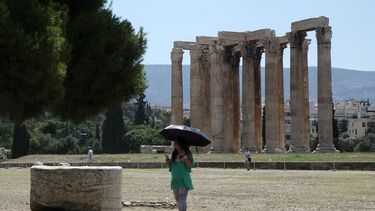 grecia: siguen llegando los turistas pero hay cancelaciones