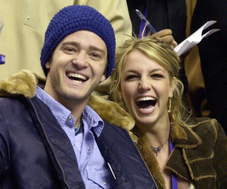 ARCHIVO - Justin Timberlake y Britney Spears en el partido de estrellas de la NBA 2002 en Filadelfia el 10 de febrero de 2002. El libro de memorias de Spears The Woman in Me será publicado el 24 de octubre. (Foto AP/Chris Gardner, archivo)