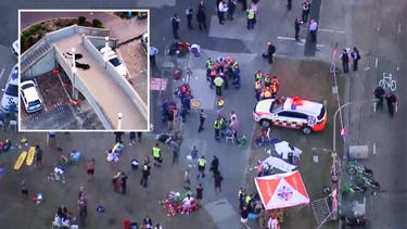 terror en australia: el momento exacto en que uno de los atacantes del atentado en bondi es abatido por la policia