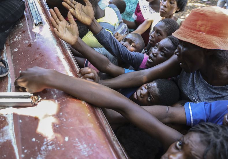 Personas desplazadas por la violencia reciben comida de una ONG en Saint-Marc, Haití, el 6 de octubre del 2024. (Foto AP/Odelyn Joseph)