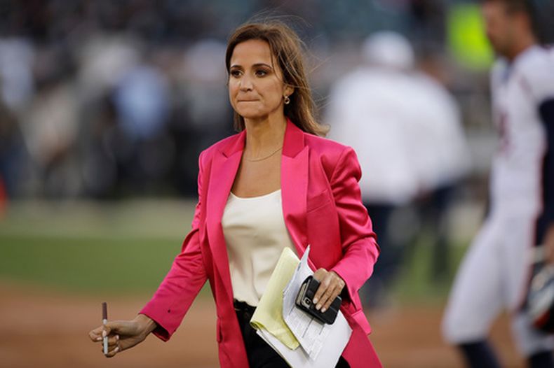 ARCHIVO - La reportera Dianna Russini previo al partido de la NFL entre los Raiders de Oakland y los Broncos de Denver, el 9 de septiembre de 2019, en Oakland. (AP Foto/Ben Margot)