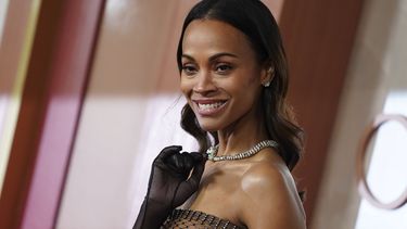 Zoe Saldana llega a los Oscar el domingo 2 de marzo de 2025 en el Teatro Dolby de Los Ángeles. (Foto Jordan Strauss/Invision/AP)