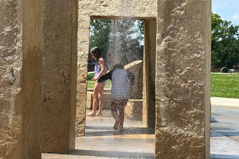 Varios niños juegan en un parque de fuentes brotantes en Des Moines, Iowa, el lunes 29 de junio de 2026. (AP Foto/Hannah Fingerhut)