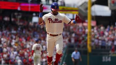 Kyle Schwarber de los Filis de Filadelfia reacciona tras pegar un jonrón frente al pitcher de los Padres de San Diego Nick Martinez en la séptima entrada en el primer juego de una doble cartelera el sábado 15 de julio del 2023. (AP Foto/Matt Slocum)