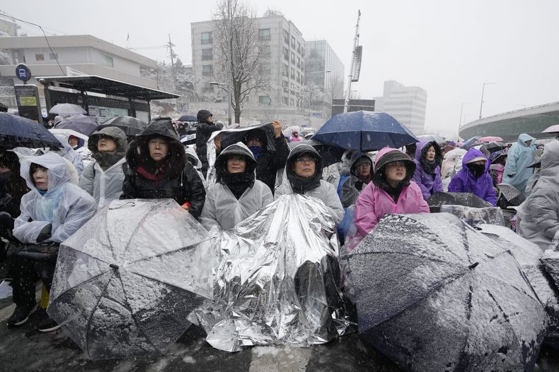 Simpatizantes del presidente surcoreano Yoon Suk Yeol, quien fue apartado de su cargo, se congregan para oponerse a su destitución cerca de la residencia presidencial en Seúl, Corea del Sur, el domingo 5 de enero de 2025. (AP Foto/Ahn Young-joon)