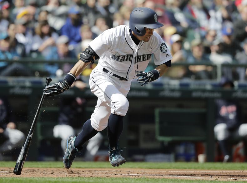 ARCHIVO - Ichiro Suzuki, de los Marineros de Seattle, se enfila a primera base después de conectar un sencillo en contra de los Indios de Cleveland durante la tercera entradad del juego de béisbol del 31 de marzo de 2018. Suzuki encabeza a un grupo de jugadores elegibles para la votación para el Salón de la Fama, boleta en la que se espera que incluya a los ganadores del Cy Young CC Sabathia y Félix Hernández. (AP Foto/Ted S. Warren, Archivo)