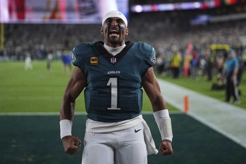 El quarterback de los Eagles de Filadelfia, Jalen Hurts, antes del inicio del encuentro ante los Cowboys de Dallas, el jueves 4 de septiembre de 2025, en Filadelfia. (AP Foto/Matt Slocum)