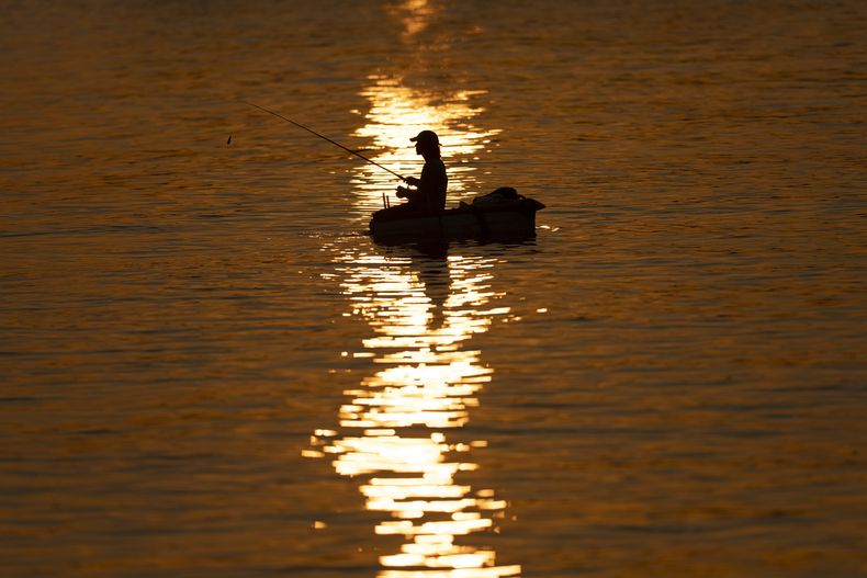 Ernesto Abel Casillas pesca en una balsa improvisada al amanecer en Cojimar, al este de La Habana, el martes 25 de marzo de 2025. (AP Foto/Ramón Espinosa)