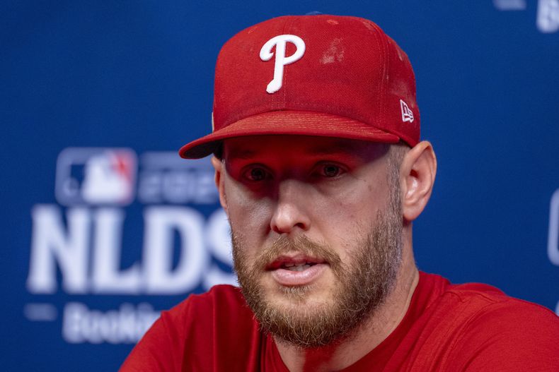 Zack Wheeler, abridor de los Filis de Filadelfia, habla en una conferencia de prensa el viernes 4 de octubre de 2024 (AP Foto/Chris Szagola)