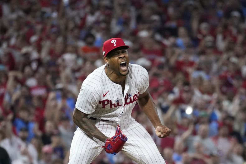 El dominicano Gregory Soto, de los Filis de Filadelfia, celebra la victoria sobre los Marlins de Miami en la serie de comodines de la Liga Nacional, el miércoles 4 de octubre de 2023 (AP foto/Matt Slocum)