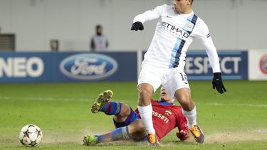 americateve | El argentino Sergio Aguero, del Manchester City, se lleva el bal&oacute;n para anotar durante un partido del Grupo D de la Liga de Campeones contra el CSKA Mosc&uacute;, en el estadio Arena Khimki en las afueras de Mosc&uacute;, Rusia, el mi&eacute;rcoles