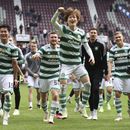 Kyogo Furuhashi (primer plano) festeja luego que Celtic aseguró el título de la liga escocesa tras el partido contra Hearts, el domingo 7 de mayo de 2023, en Edinburgo. (Steve Welsh/PA vía AP)